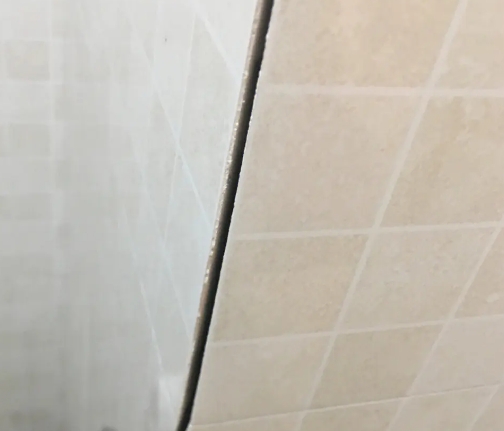 灵台瓷砖空鼓维修公司分享阳台瓷砖脱落的修复过程可以分为以下几个步骤