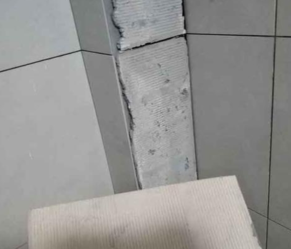 灵台瓷砖空鼓维修公司分享下厨房瓷砖脱落的补救措施。
